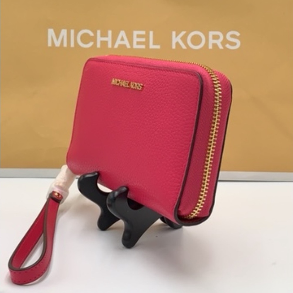 MICHAEL KORS LARGE FLAT
MULTIFUNCTIONAL PHONE CASE
ELECTRIC PINK COLOR - Picture 3 of 9